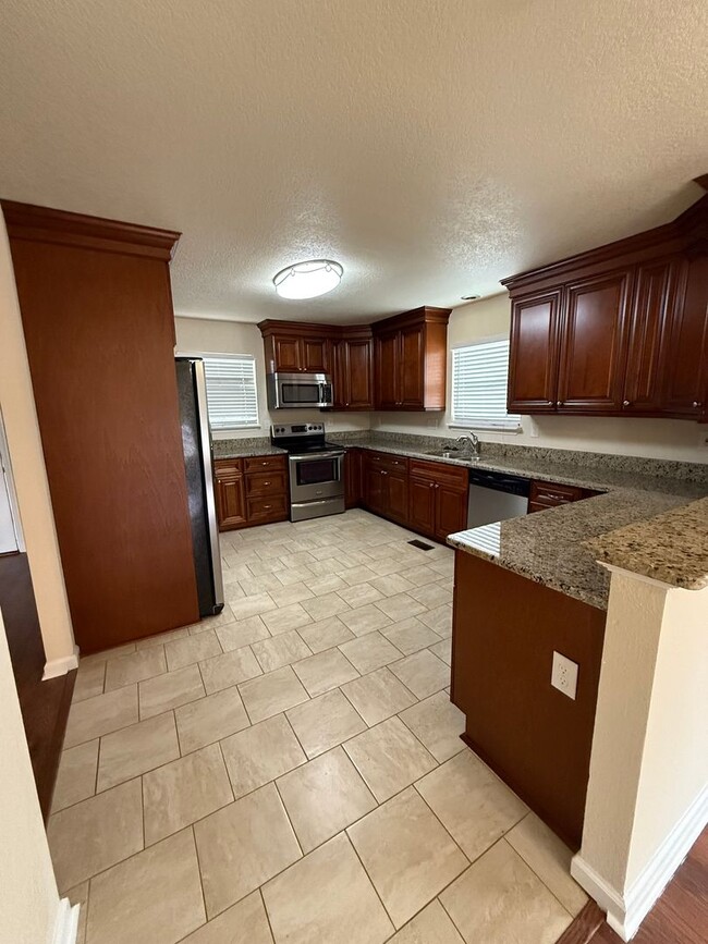 Building Photo - Beautiful 4-bedroom 2.5 bath located by a ...