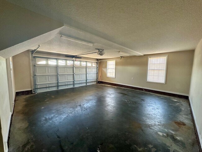 Building Photo - 3760 Vinca St