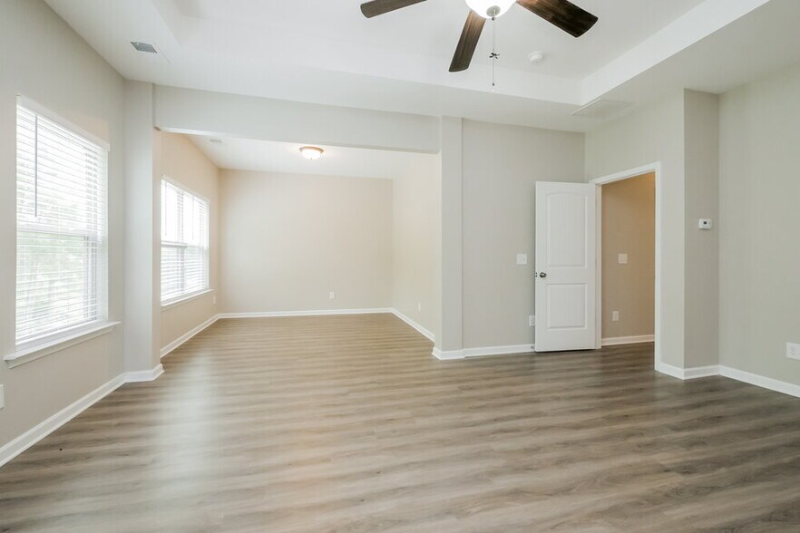 Building Photo - 136 Camellia Way