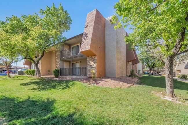 Building Photo - Guard Gated Community - 2 bedroom and 1 bathroom, Upstairs Unit Private Balcony Over looking Park...