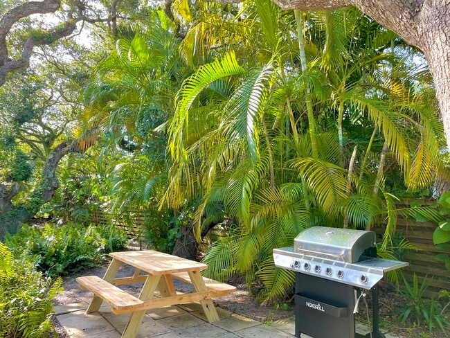 Outdoor dining - 400 Live Oak Rd