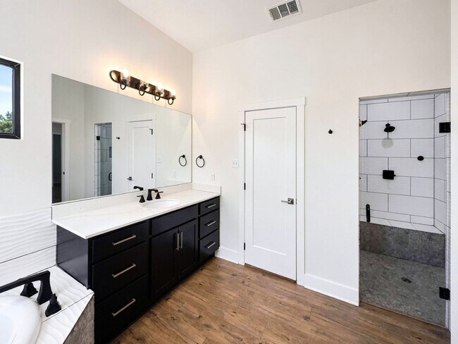 Building Photo - Modern 3 Bed / 2 Bath Home with Central Air & Updated Appliances in West Temple