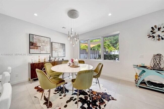 Building Photo - 544 N Victoria Park Rd