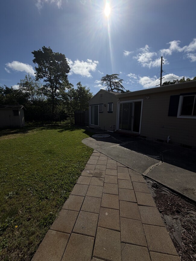 Building Photo - 913 Clover Dr