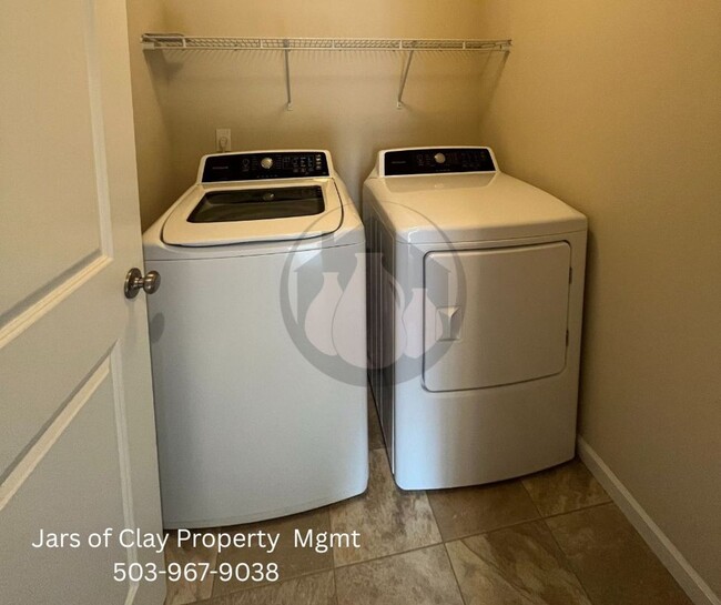 Building Photo - Move in Special!!!  Great South Salem Town...
