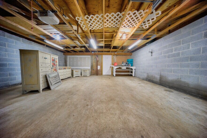 2.5 car garage - 1604 Clearview Rd