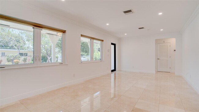 Building Photo - 500 SW 51st Ct