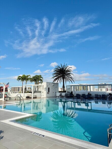 Building Photo - 2000 N Bayshore Dr