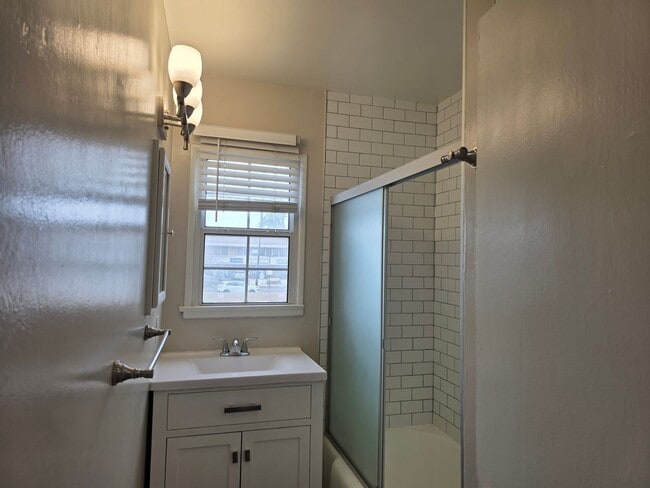 Building Photo - Stunning 2-bedroom 2nd floor apartment with garage parking!