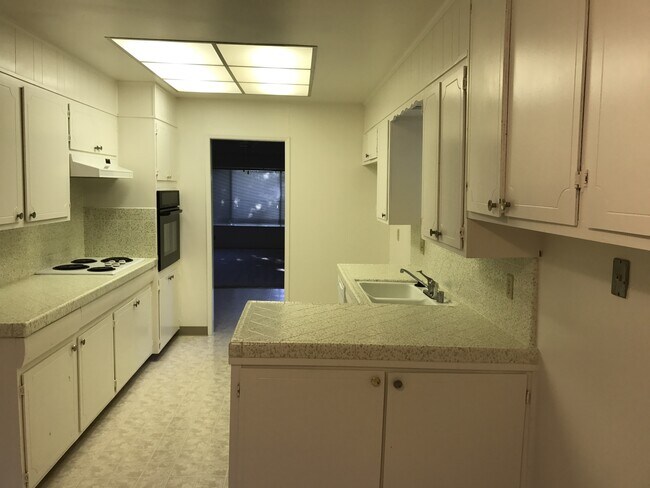 Building Photo - 8417 Edgefield Way