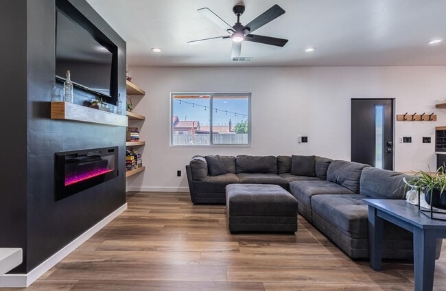 Building Photo - Karin's Kottage-New 2 Bedroom/2 Bath Furnished or Unfurnished Oasis for Lease