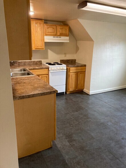 Building Photo - 106 E Poplar St