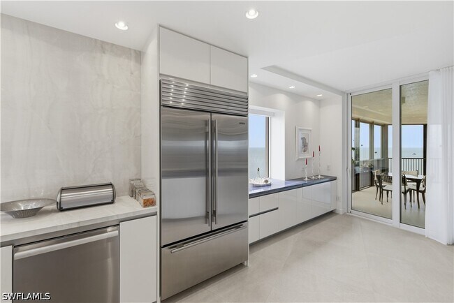 Building Photo - 8665 Bay Colony Dr