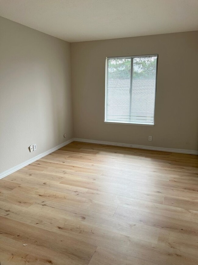 Building Photo - UPDATED TOWNHOME, COMMUNITY POOL, BRIGHT R...