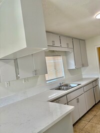 Building Photo - 131 S Lemoore Ave