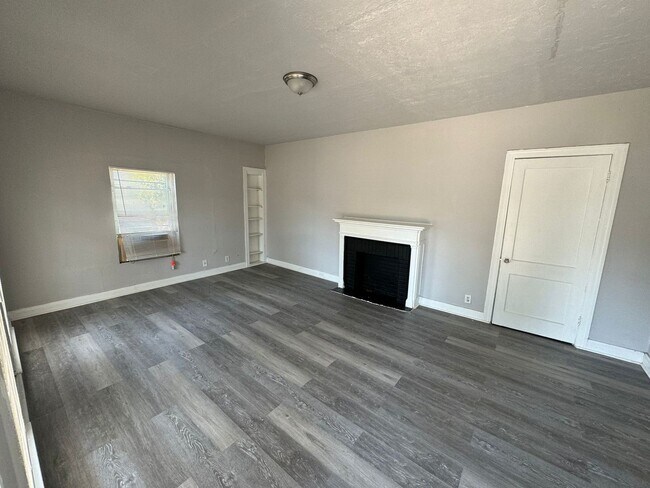 Building Photo - 1142 Lyle St