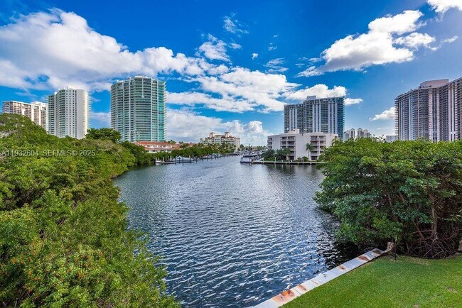 Building Photo - 19999 E Country Club Dr