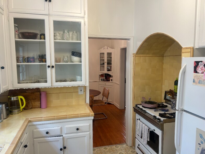 Building Photo - 1016 Masselin Ave