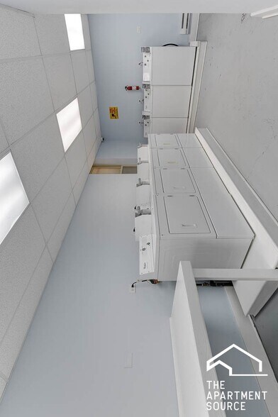 Building Photo - 925 W Carmen Ave