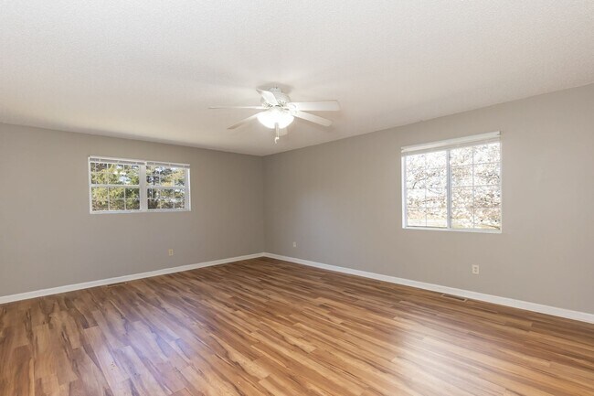 Building Photo - Three Bedroom Home!