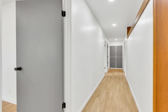 Building Photo - 1020 Seamas Ave