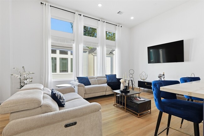 Building Photo - 107 W Whitney St