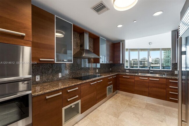 Building Photo - 5959 Collins Ave