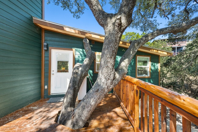 Building Photo - 105 Hi View Dr