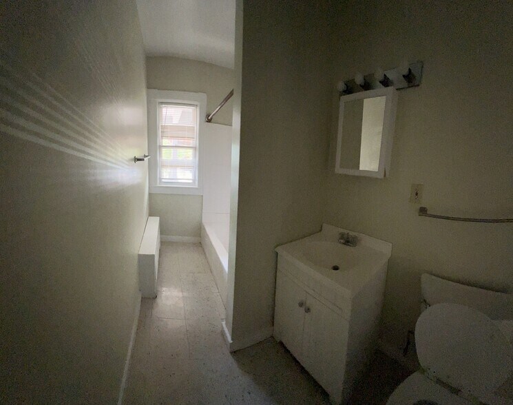 Building Photo - 11 Hickok Pl