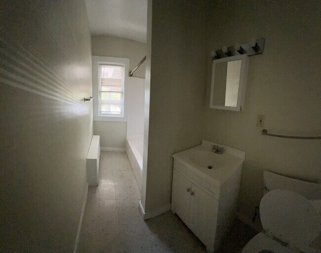 Building Photo - 11 Hickok Pl