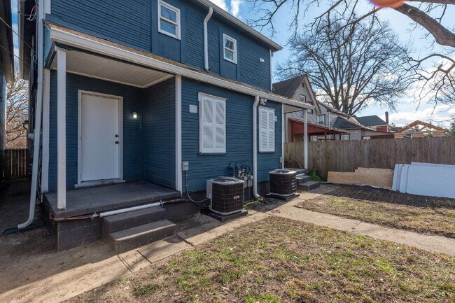 Building Photo - "Beautiful 3-Bedroom, 2-Full Bath Duplex Featuring Hardwood Floors and a Fenced Yard!"