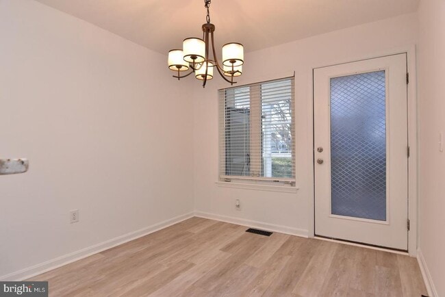 Building Photo - 117 Lakeside Dr