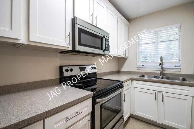 Building Photo - 2761 St Johns Ave