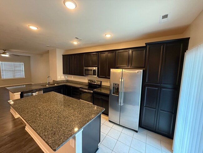 Building Photo - Beautiful Townhome in the steel creek area!