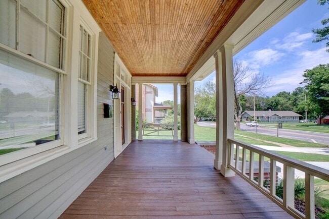 Building Photo - Downtown 3/2.5 Fully Remodeled!