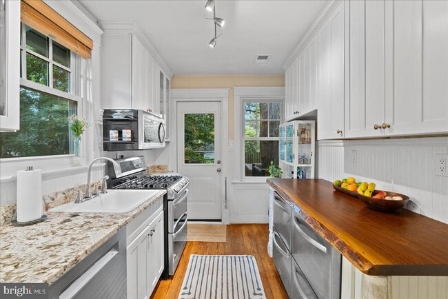 Building Photo - 23 E Walnut St