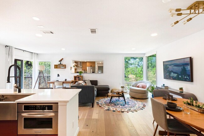 Building Photo - 2906 Westhill Dr