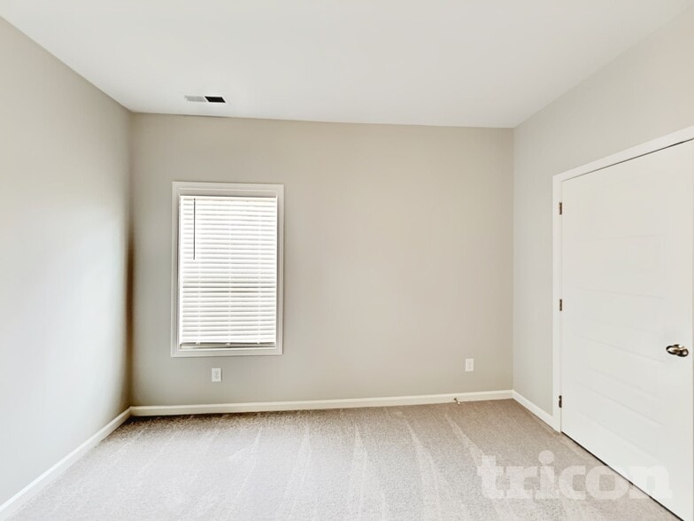 Building Photo - 738 Mitscher Dr