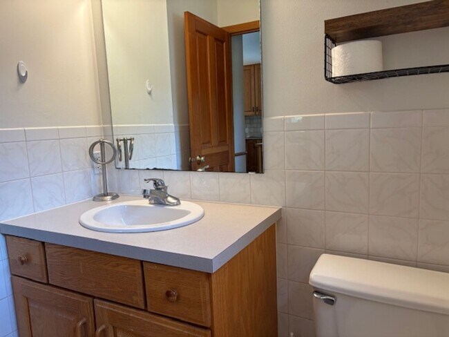 Building Photo - Spacious 4 BR/4 BA Single-Family Home in a Beautiful Wayzata/Minnetonka Neighborhood!