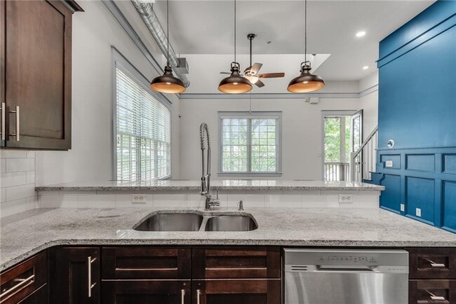 Building Photo - 3371 Dogwood Dr