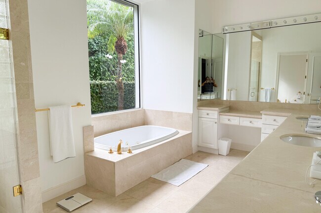 Building Photo - 1494 N Lake Wy