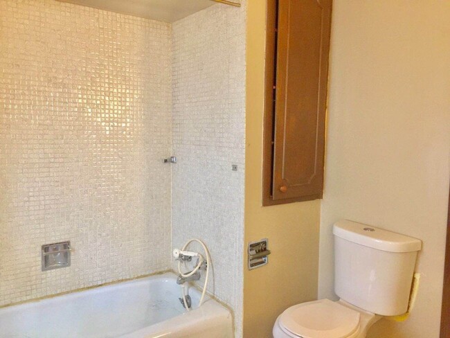 Building Photo - Large brick home, 3 fireplaces, Raytown sc...