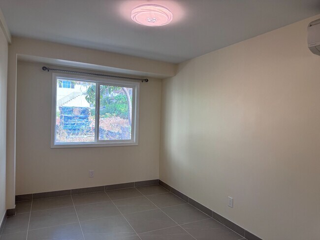 Building Photo - Renovated with split AC in Kaimuki