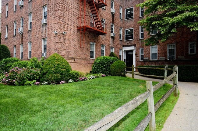 Building Photo - 780 Bronx River Rd