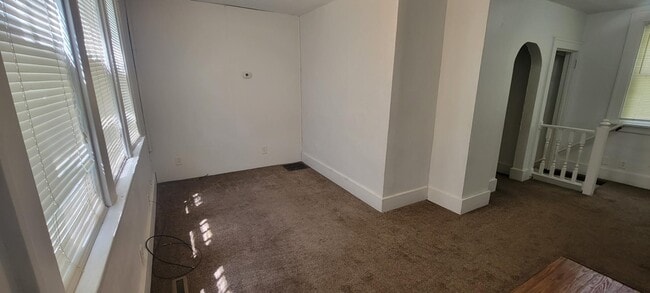 Building Photo - 706 E Lewis St