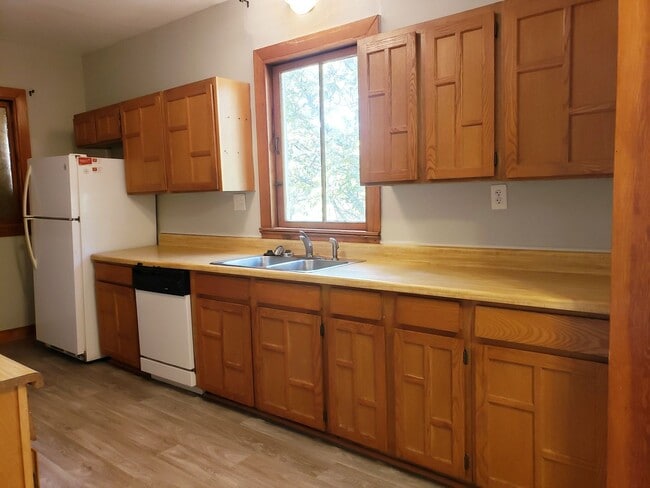 Building Photo - 2 Bedroom, 1 Bath Apartment in Munger Plac...