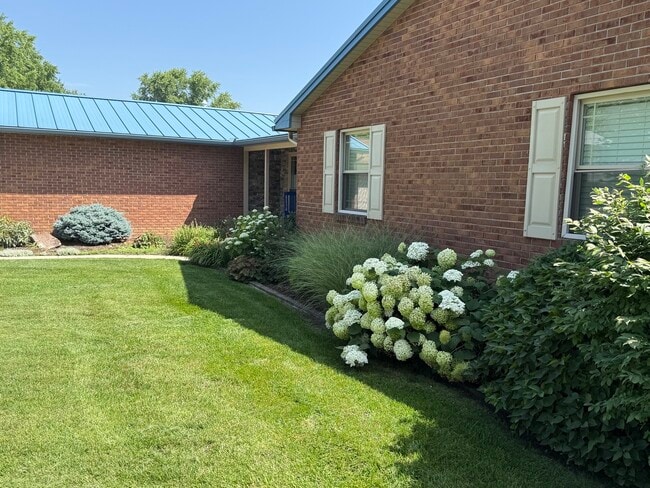 Building Photo - 3002 Meadowbrook Ct