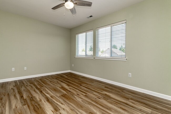 Building Photo - 3 bedroom, 2.5 bath DuPont home featuring AC!