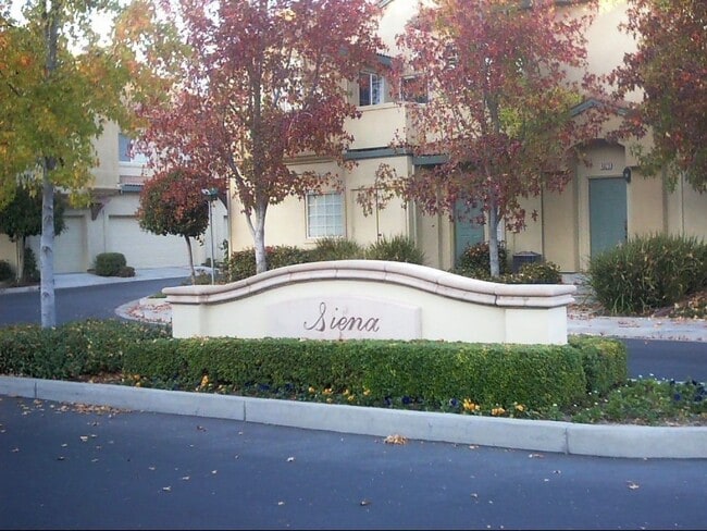 Building Photo - Pleasanton Sienna by Signature Townhouse 2 bed/2.5 bath, New Paint, new appliances, near downtown...