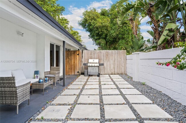 Building Photo - 300 SW 23rd St